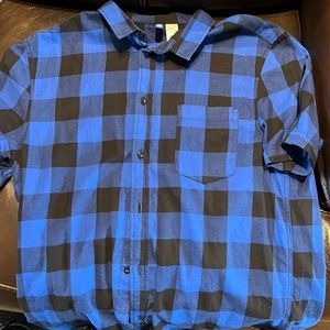 Plaid collar shirt.